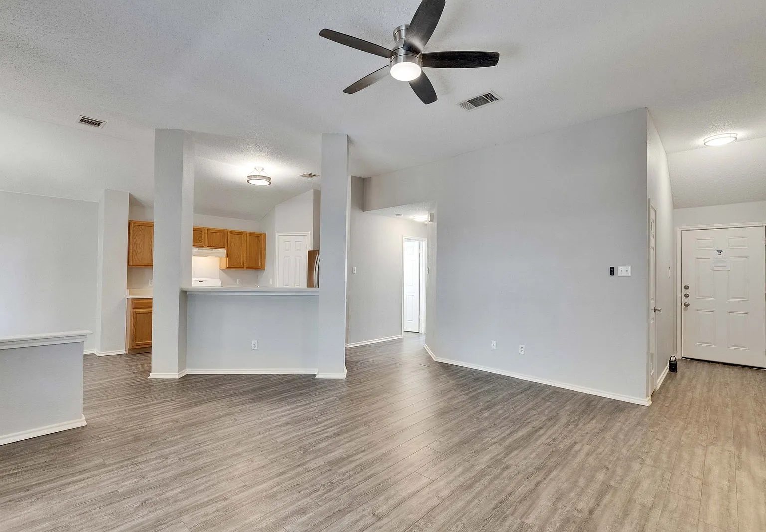 3 bed, 2.0 bath, 1341 sqft, $1,800 — Photo 2