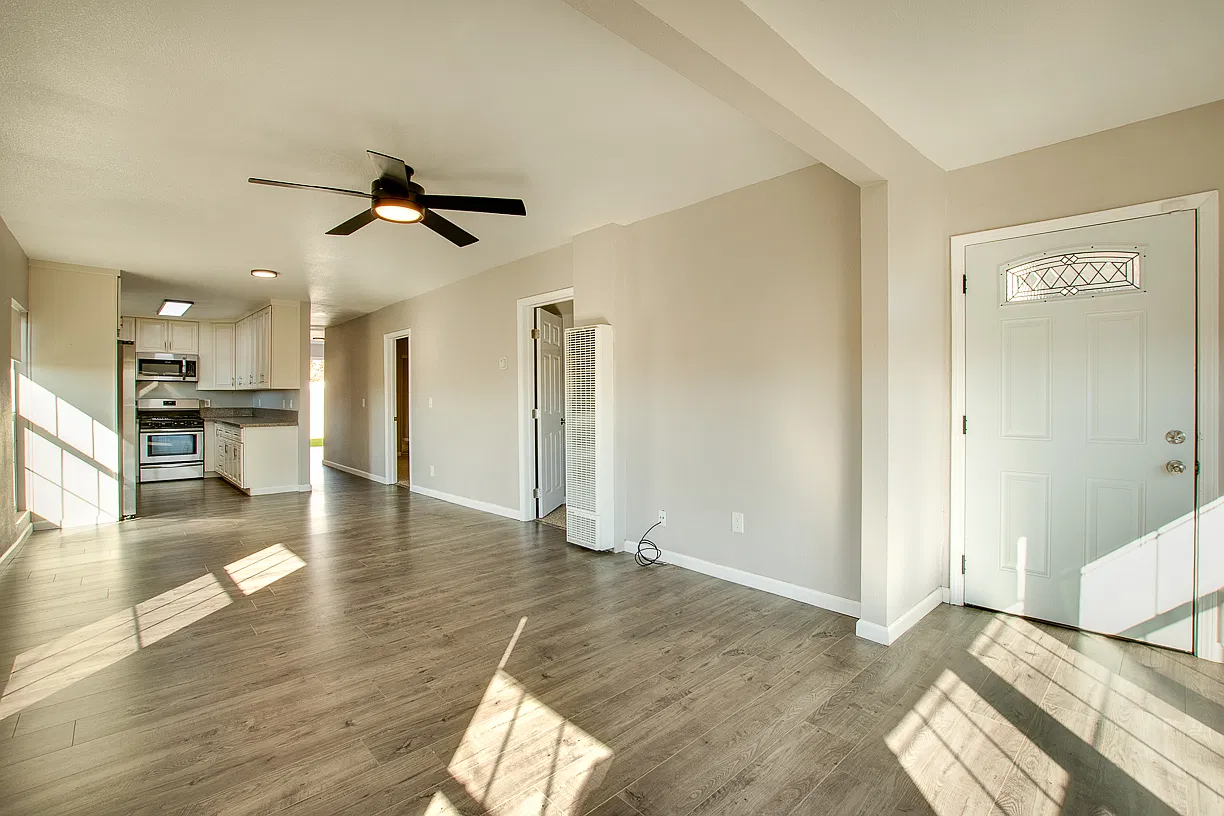 3 bed, 1052 sqft, $3,500 — Photo 2