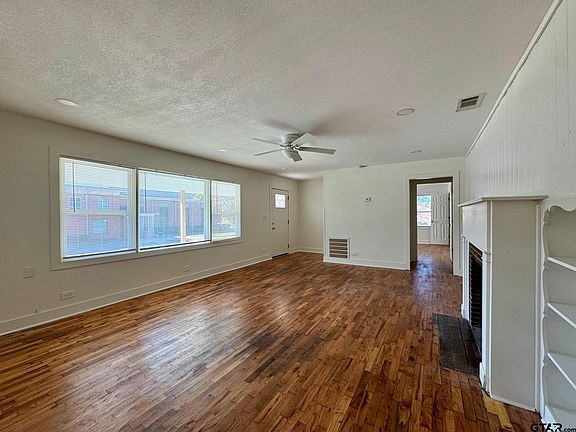 3rd image of 802-804 E Goliad Ave
