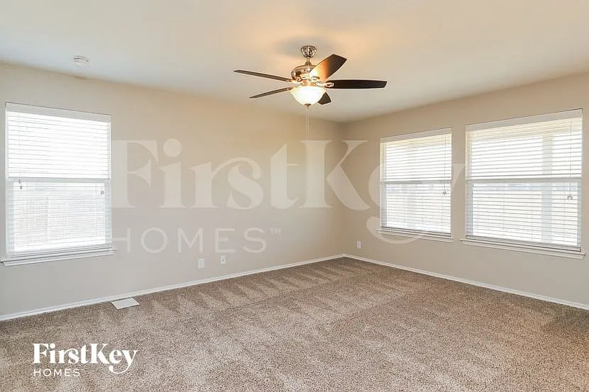 3 bed, 2.5 bath, 2152 sqft, $1,650 — Photo 2