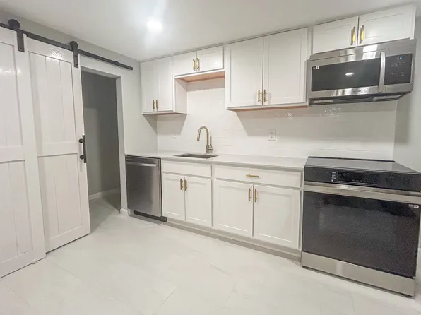 15 Sloan Ln #2, Pasadena, MD 21122