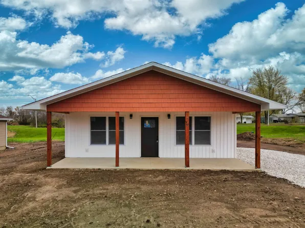 1313 E Bias Ln, Centralia, MO 65240