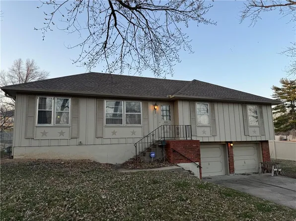4020 Surrey Ln, Independence, MO 64055
