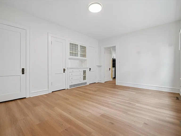 312 E Locust St #4 — Photo 4