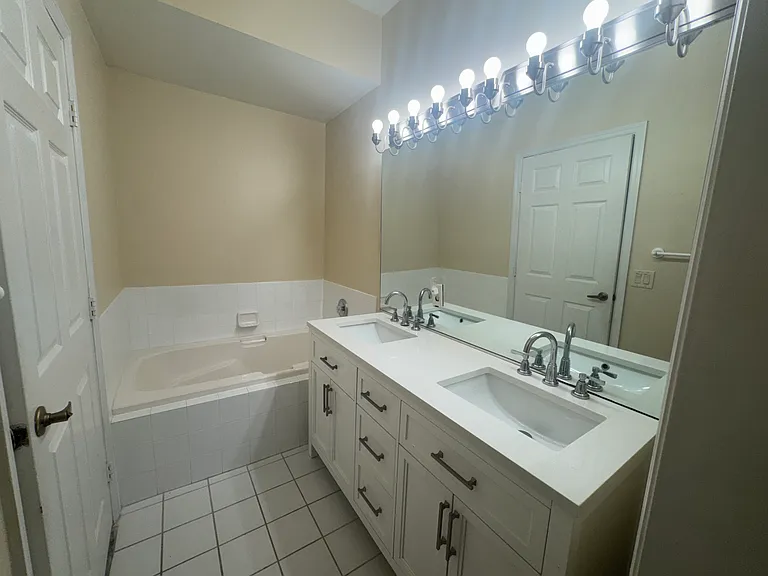 981 NW Tuscany Dr — Photo 13