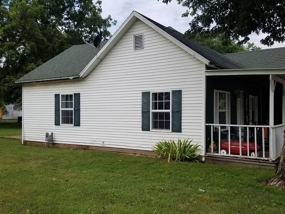 2nd image of 229 Douglas St