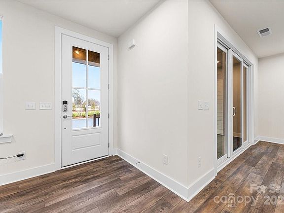 3rd image of 95 Seven Oaks Lndg