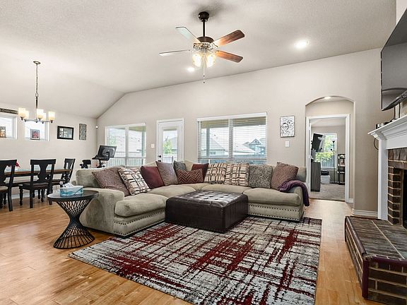 3rd image of 907 Hickok Dr