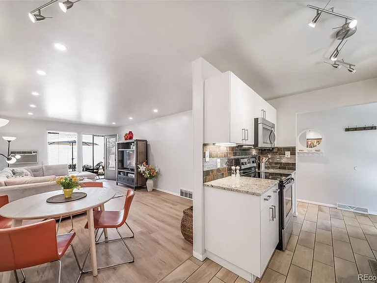 532 N Clayton St — Photo 19