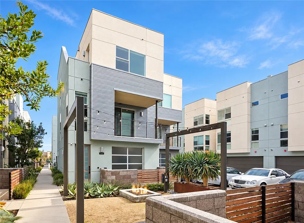 2 bed, 3.5 bath, 1961 sqft, $5,750 — Photo 1