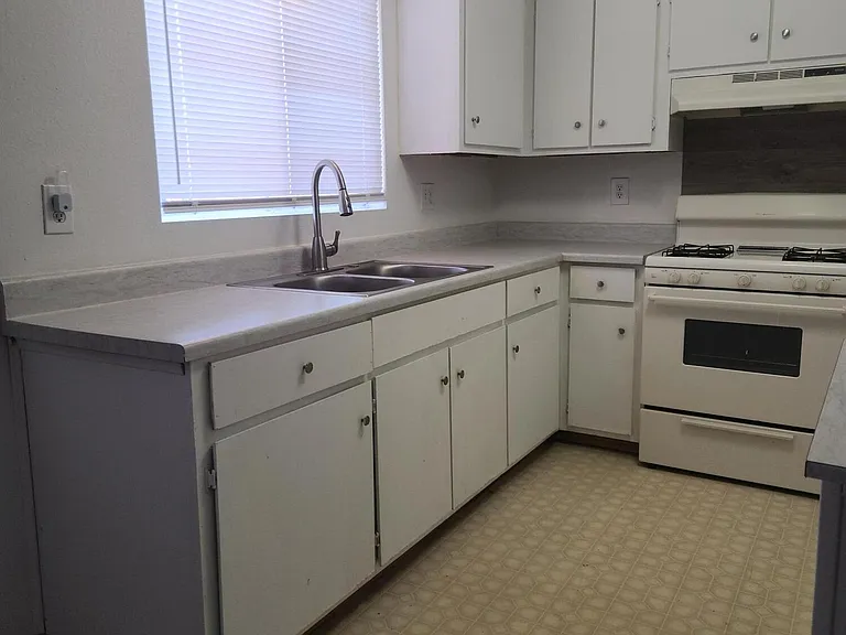 1212 Chelwood Park Blvd NE #4 — Photo 3