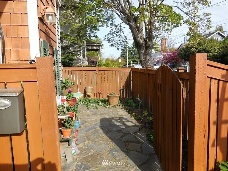 1702 E Columbia St — Photo 3