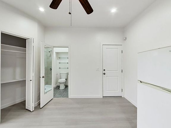 3rd image of 628 Waverly St #2