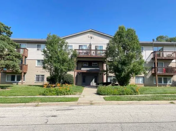 555 Deepwoods Dr APT 2E, Mundelein, IL 60060