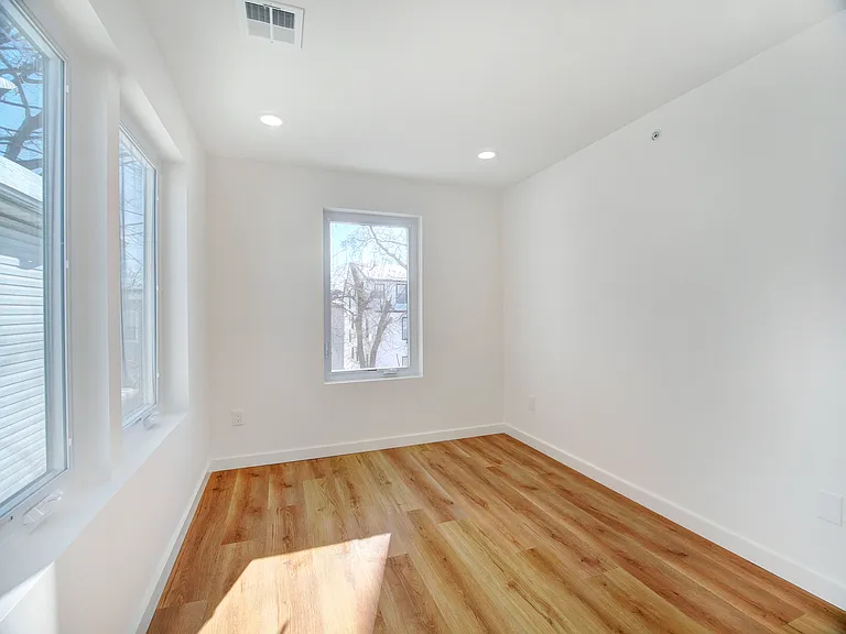 290 Leslie St #3 — Photo 8