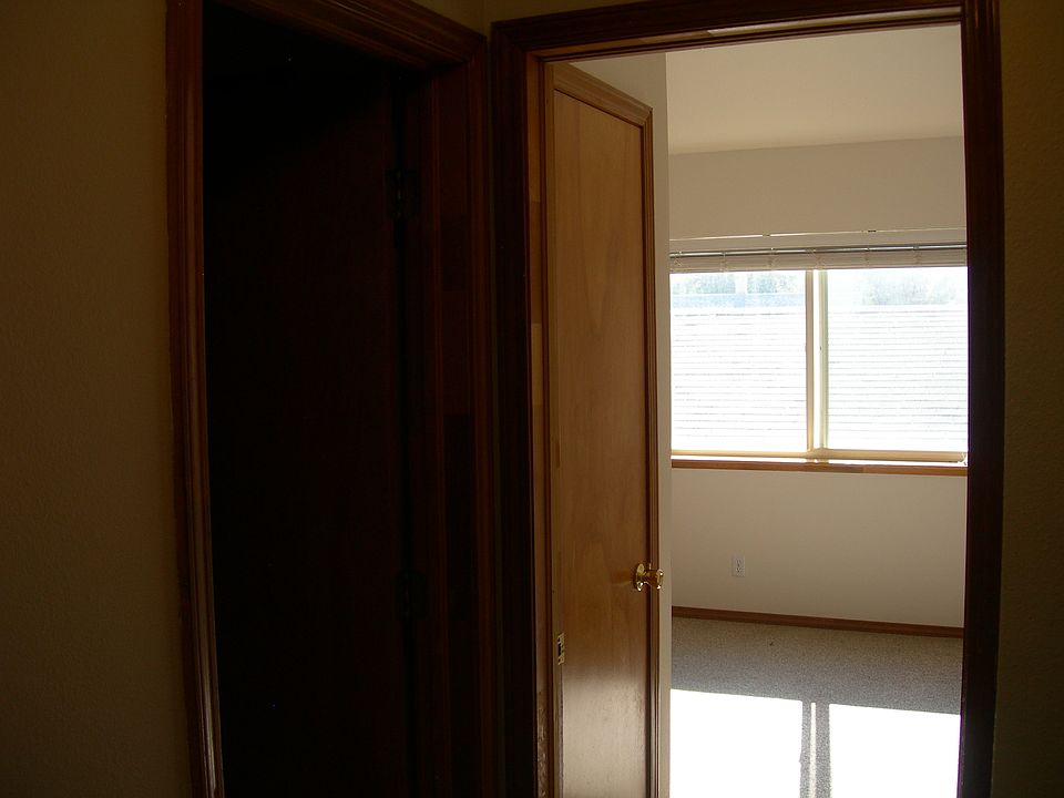 2nd image of 610 Cowdin Dr