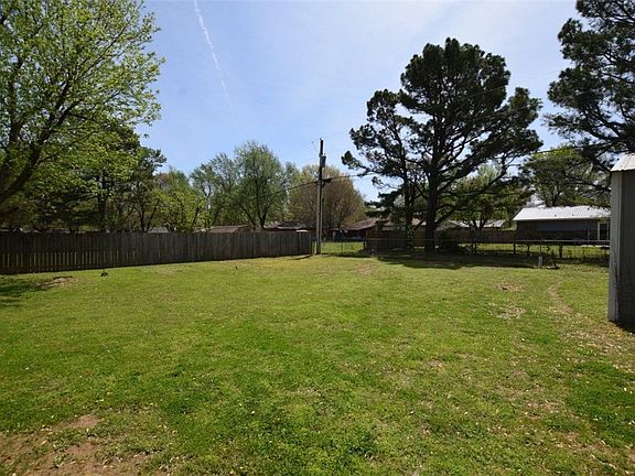 5th image of 1006 W Hickory St