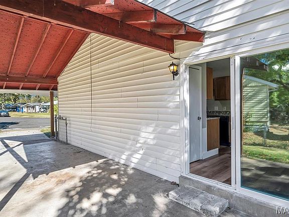 5th image of 220 Versailles Dr