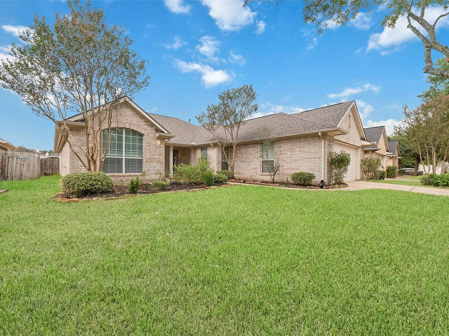 3 bed, 2.0 bath, 2375 sqft, $2,300 — Photo 2