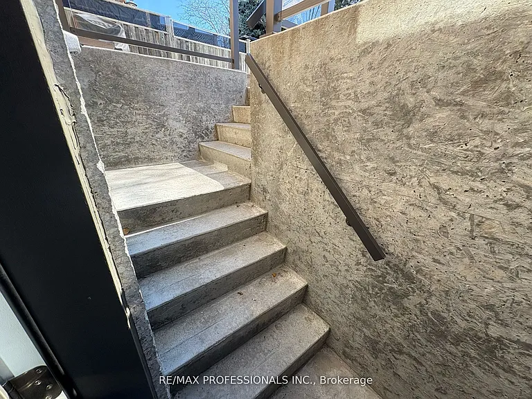 19 Elmbrook Cres #LOWER — Photo 21
