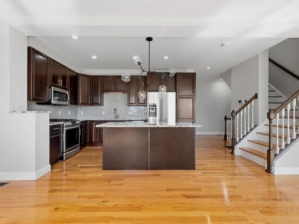 375 Border St #375, Boston, MA 02128