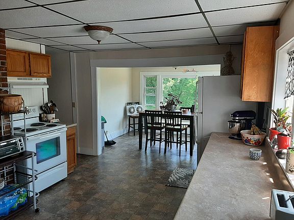 Spacious kitchen and dinning room surrounded by windows. 21'x12'