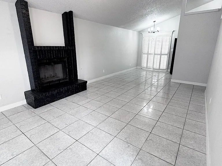 11339 Lake Erie Dr — Photo 2
