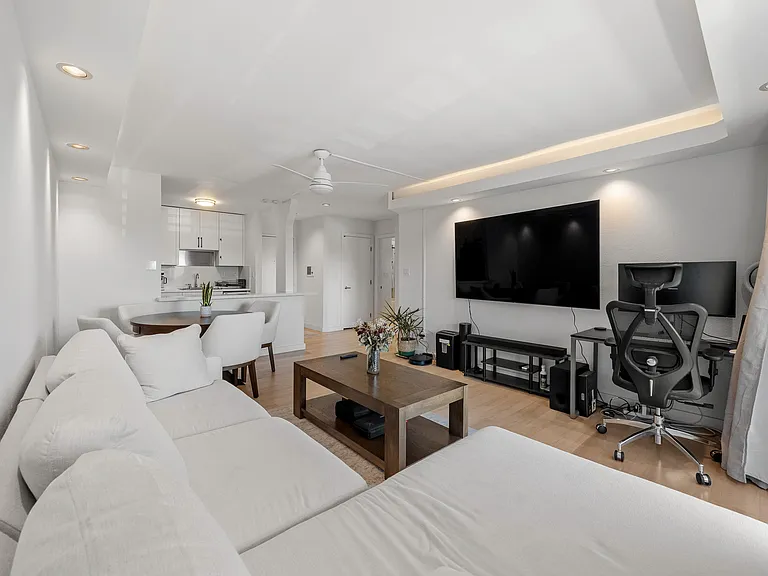 1645 Emerald St #2Q — Photo 3