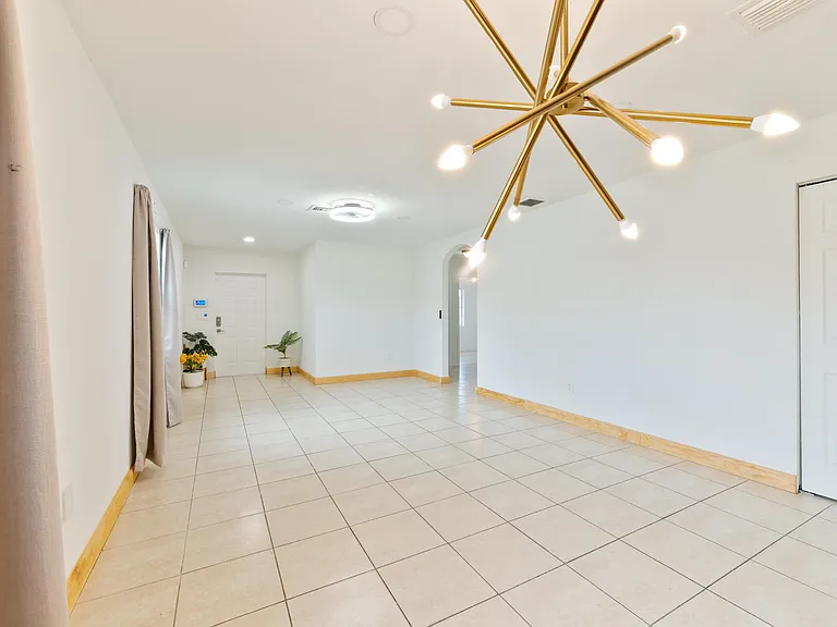 289 SW 3rd Ct — Photo 8