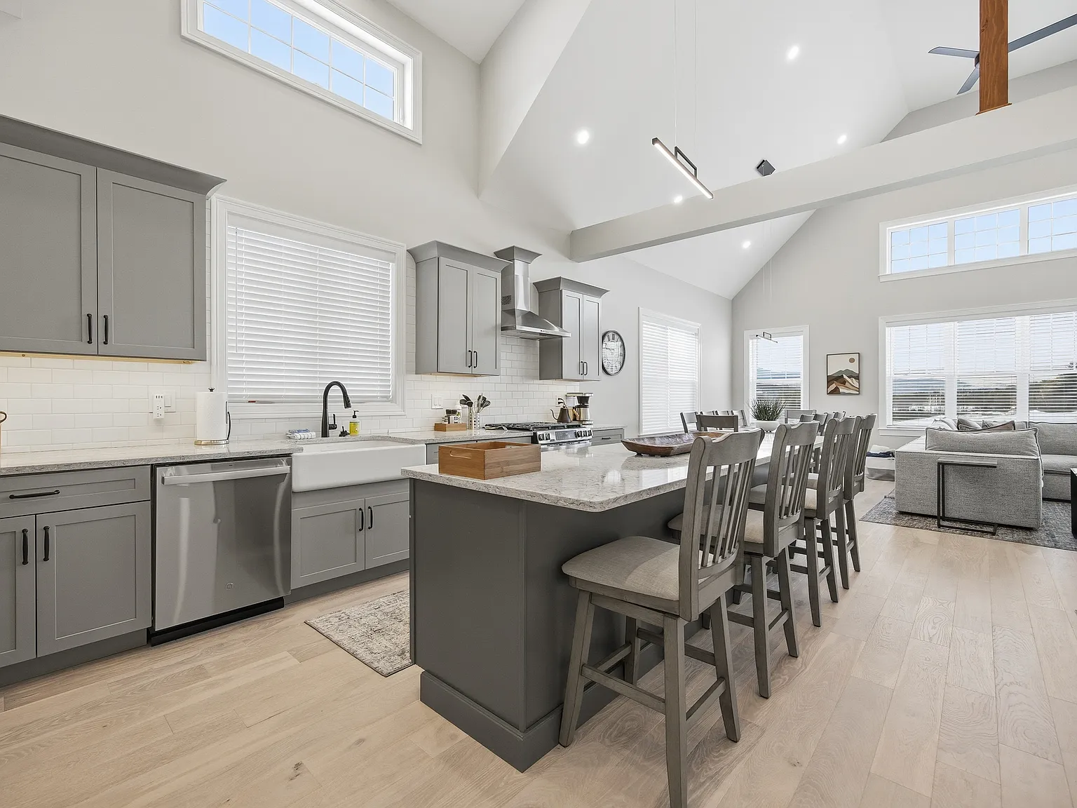 4 bed, 4.5 bath, 3442 sqft, $6,000 — Photo 3