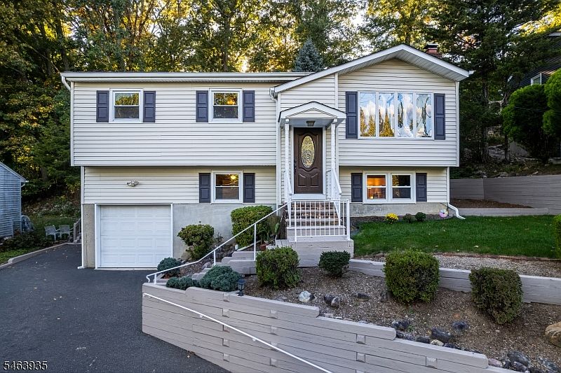 1st image of 14 White Meadow Rd