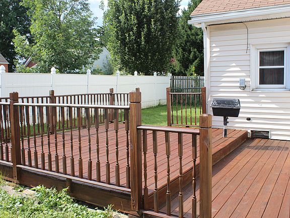 3rd image of 168 Willowdale Dr