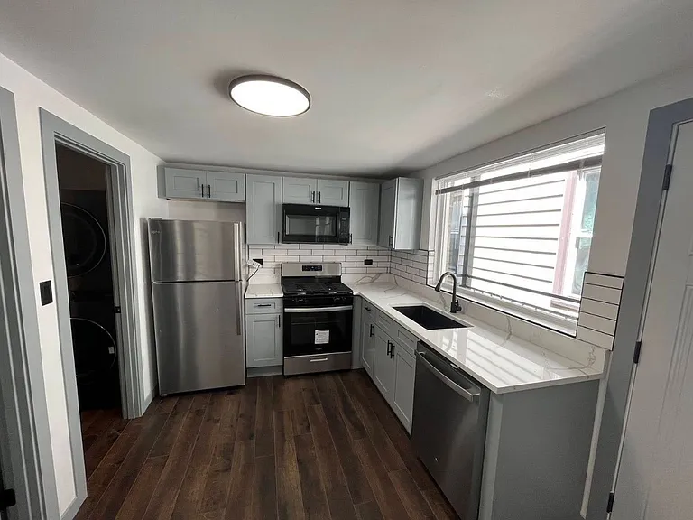 1833 W 21st St #1 — Photo 2