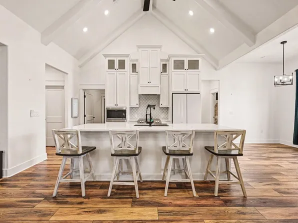 444 Mill Rd, Angleton, TX 77515