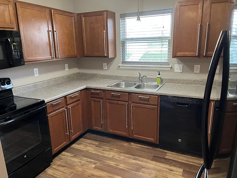 1027 Chesterfield Dr — Photo 3