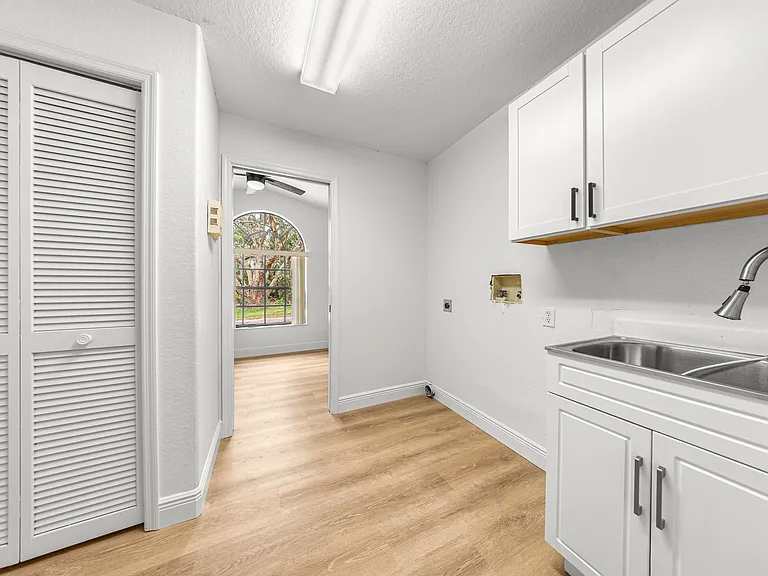 375 N Highview Ave — Photo 22