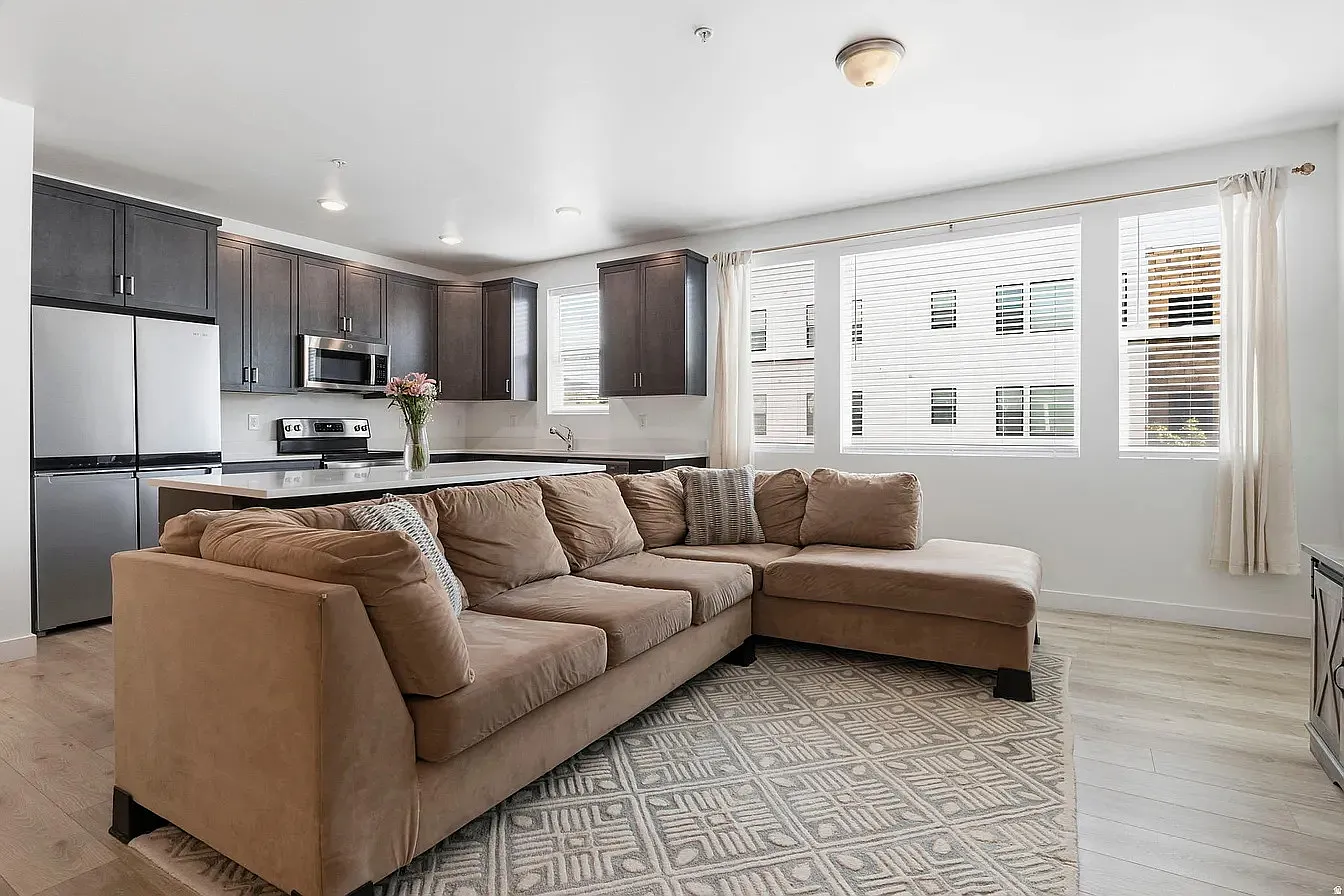 2 bed, 1011 sqft, $2,050 — Photo 3