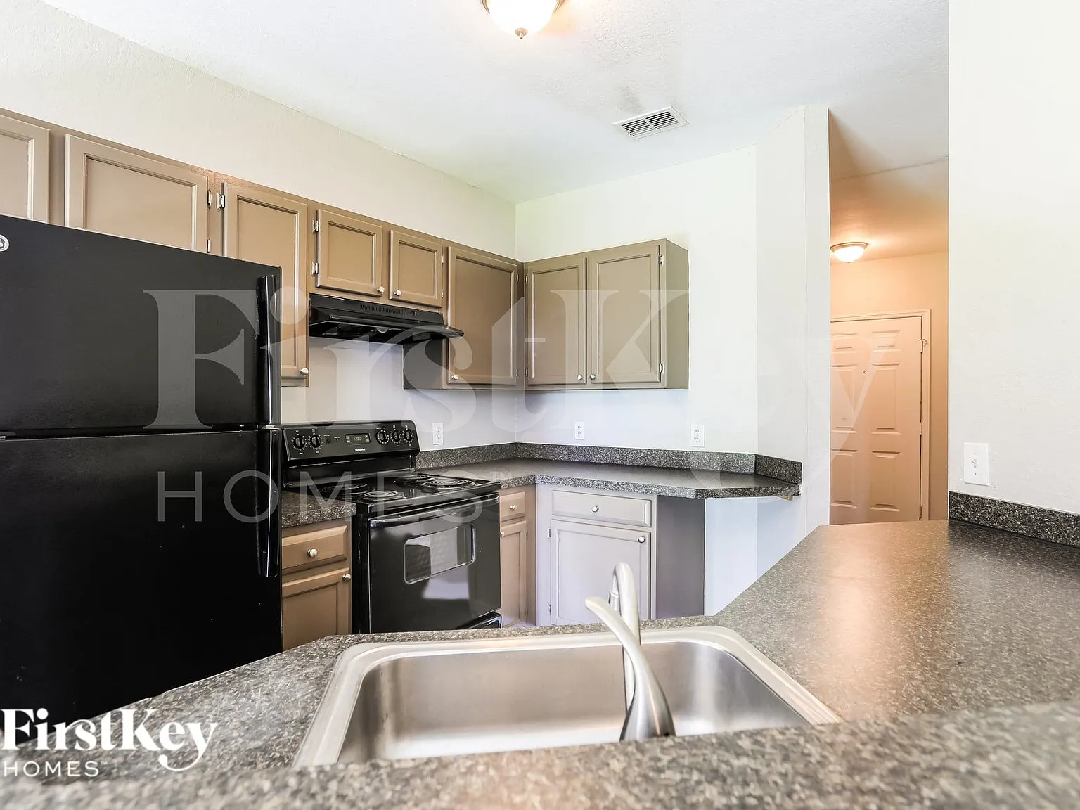 4 bed, 2.0 bath, 1400 sqft, $1,935 — Photo 4