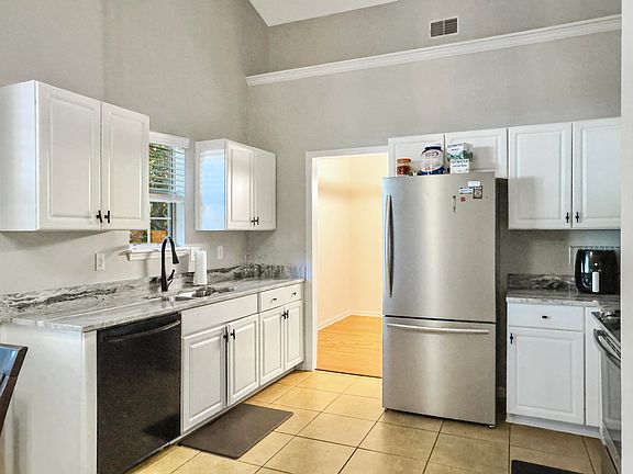 3rd image of 125 Isherwood Dr