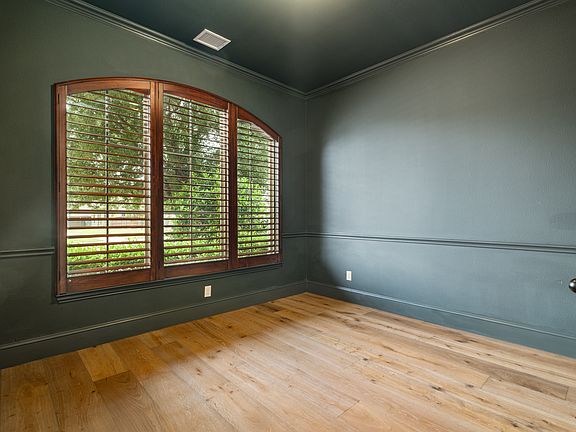 3rd image of 1040 Edgefield Ln