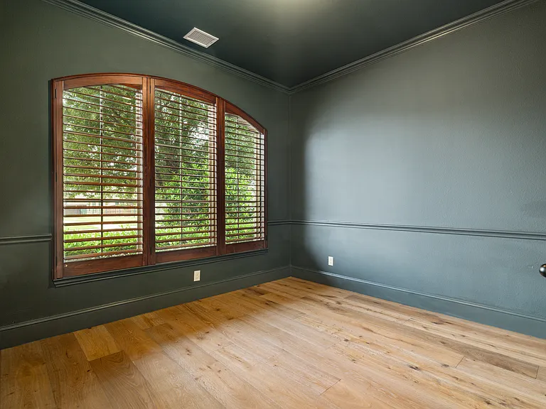 1040 Edgefield Ln — Photo 3