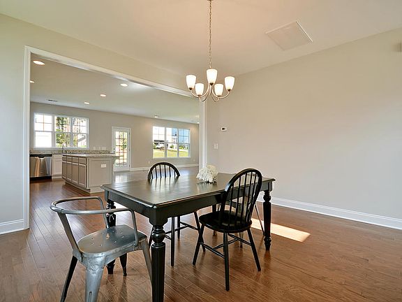 5th image of 215 Palmetto Walk Dr