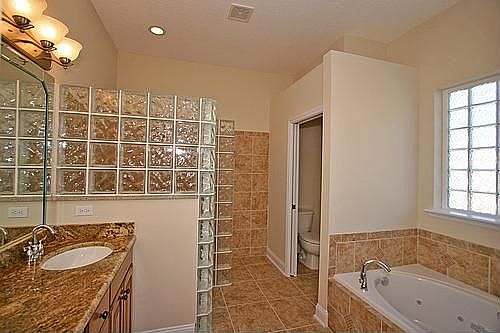 Master Bath w/ whirlpool tub