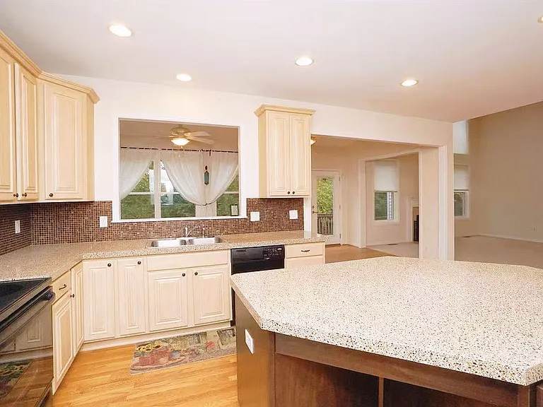 4907 Forest Ridge Dr — Photo 9