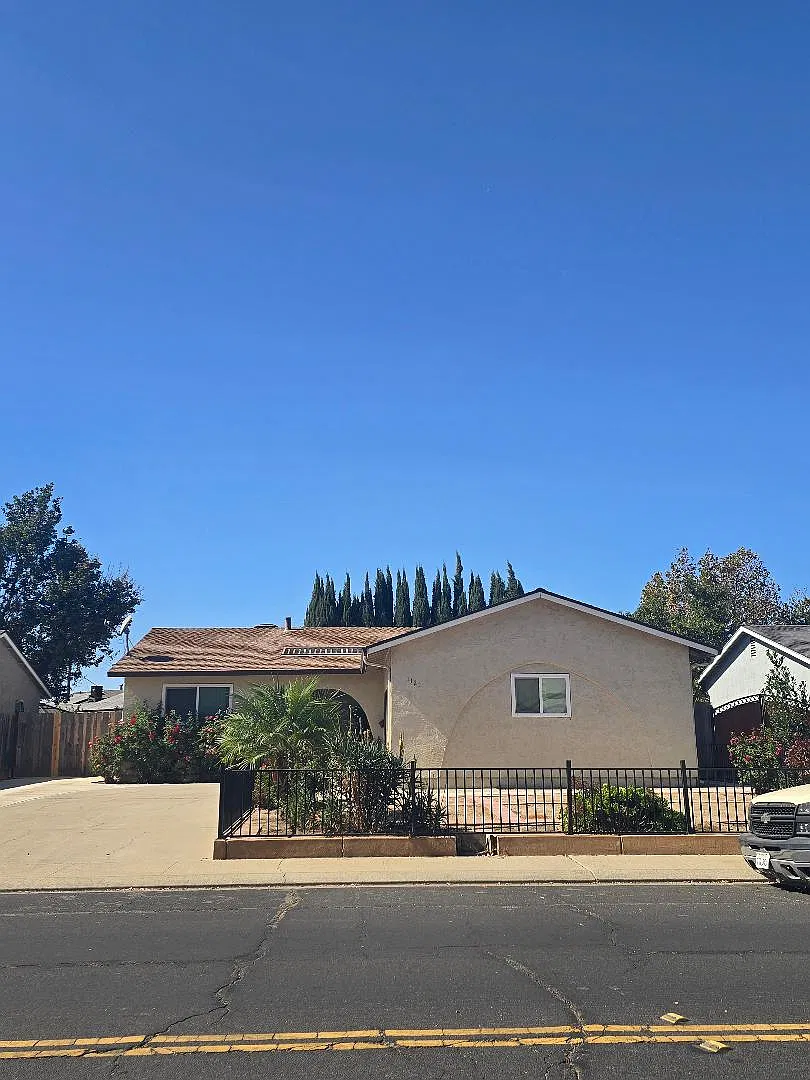 3 bed, 1148 sqft, $2,400 — Photo 1