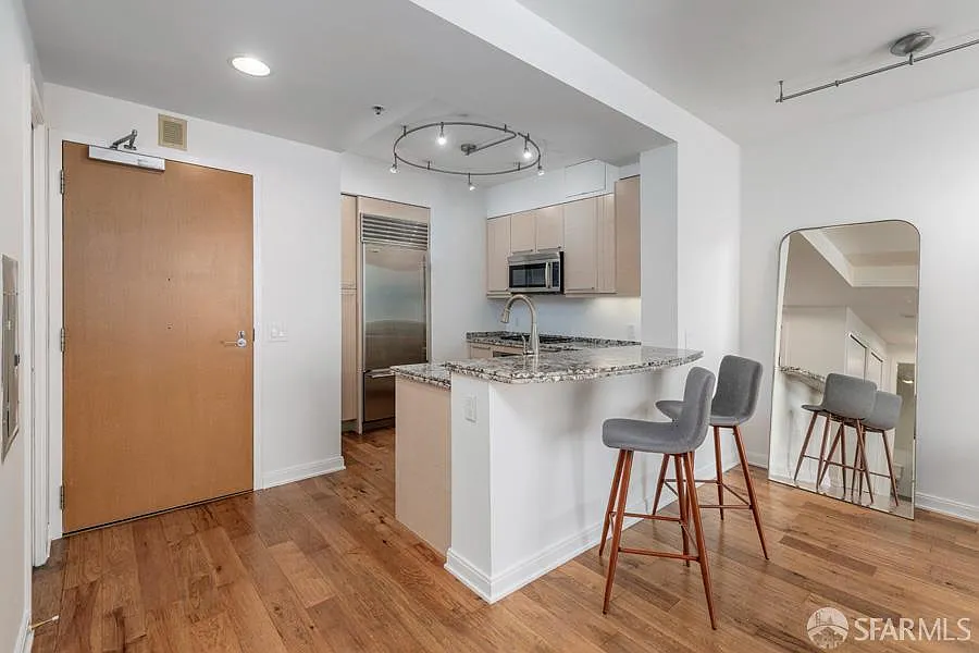 1 bed, 1.0 bath, 837 sqft, $6,500 — Photo 3