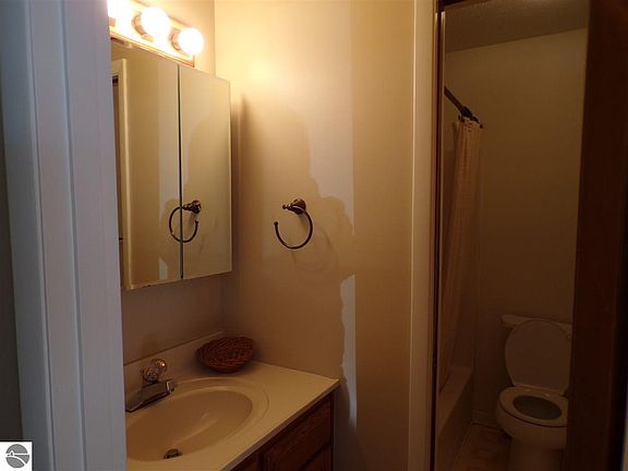 5th image of 151 N Shore Dr W