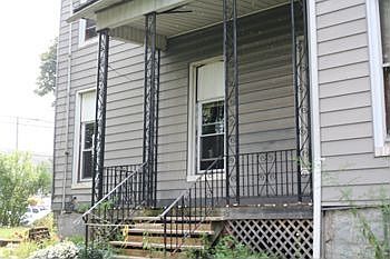 Side private entrance to 1 apt (porch) with new deck / stairs