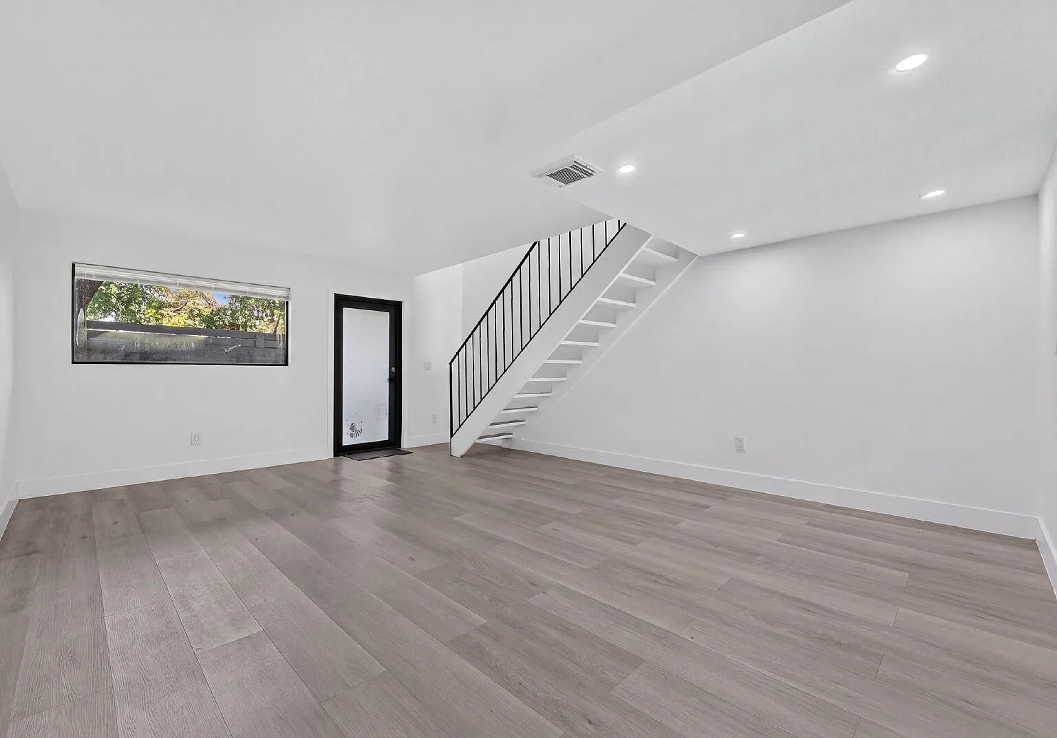 2 bed, 1.0 bath, 850 sqft, $2,400 — Photo 3