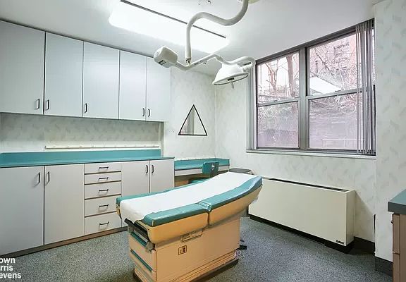 4th image of 114 E 72nd St #1B